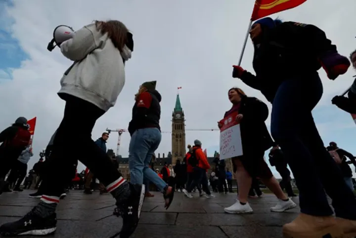 هزاران کارمند دولت فدرال در سراسر کانادا اعتصاب کردند